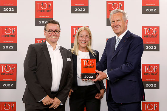 Bundespräsident a. D. Christian Wulff gratuliert Geschäftsführer Dr. Michael Sandmeier und Lisa Tomeit zum TOP CONSULTANT-Award.